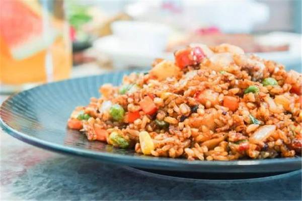 食大天香炒饭坚持给人们带来时尚潮流的美味